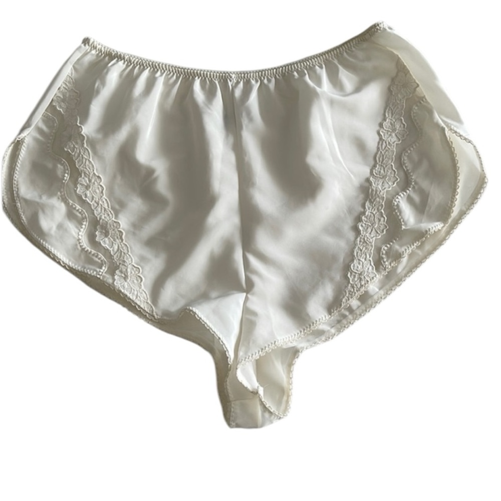 Vintage Lumiere by Maidenform cream panty